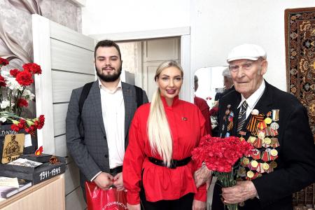 Коммунисты ЛНР поздравили ветеранов Великой Отечественной войны с Днём Победы