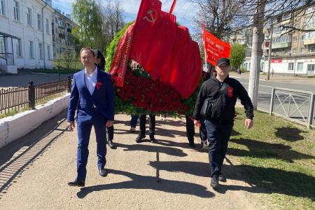 Кострома помнит и гордится Победой! Коммунисты города вышли на торжественное шествие и возложили цветы к Вечному огню