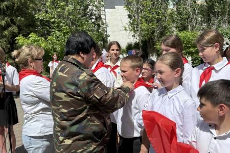 Пионерским салютом встречает красногалстучные отряды Волгоградская область