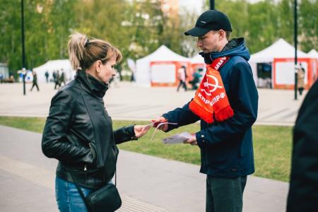 Удмуртия. Акция «Цвет Победы – красный!» в Ижевске