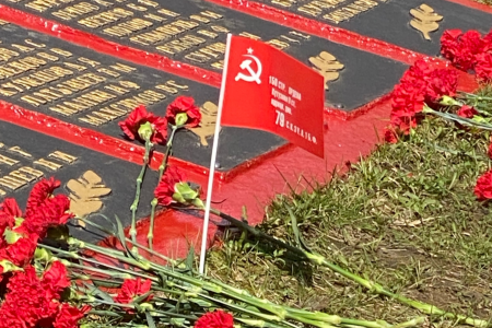 Свердловская область. Красное знамя Победы как символ преемственности поколений: коммунисты среднего Урала поздравляют жителей с Днем Победы!