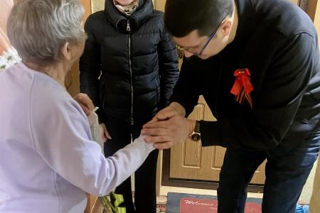 Депутаты фракции КПРФ в Тульской областной Думе Алексей Лебедев и Светлана Белоус поздравили ветеранов с Днем Победы