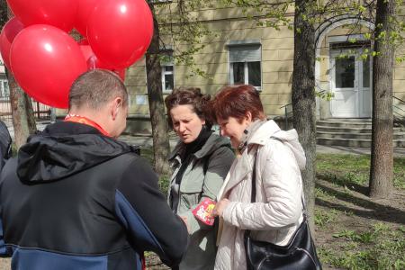 Новгородские коммунисты проводят первомайские акции
