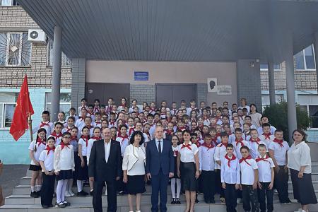 Пионерским салютом встречает красногалстучные отряды Волгоградская область