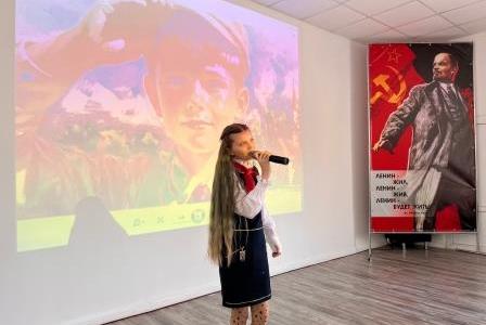 Первый секретарь Оренбургского обкома КПРФ Максим Амелин поздравляет с Первомаем