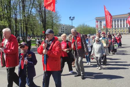 Поздравления ветеранов, возложение цветов, автопробег - новгородские коммунисты отмечают День Великой Победы