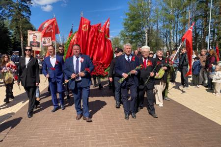 Кострома помнит и гордится Победой! Коммунисты города вышли на торжественное шествие и возложили цветы к Вечному огню