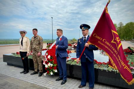 Красные знамёна у Вечного огня: Нижегородское отделение КПРФ провело торжественный митинг в Кремле