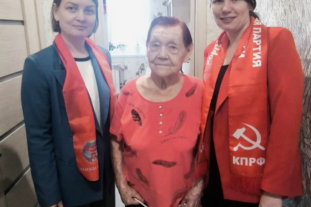 Свердловская область. Красное знамя Победы как символ преемственности поколений: коммунисты среднего Урала поздравляют жителей с Днем Победы!