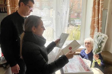 Депутаты фракции КПРФ в Тульской областной Думе Алексей Лебедев и Светлана Белоус поздравили ветеранов с Днем Победы