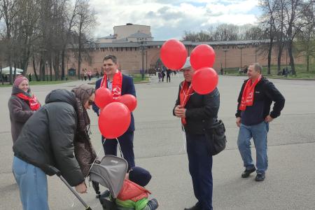 Новгородские коммунисты проводят первомайские акции