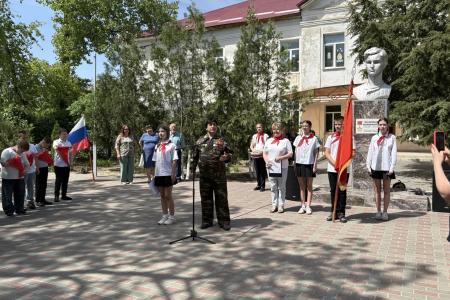 Пионерским салютом встречает красногалстучные отряды Волгоградская область