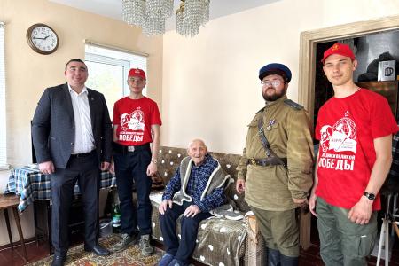 Коммунисты ЛНР поздравили ветеранов Великой Отечественной войны с Днём Победы