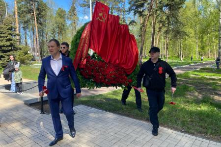 Кострома помнит и гордится Победой! Коммунисты города вышли на торжественное шествие и возложили цветы к Вечному огню