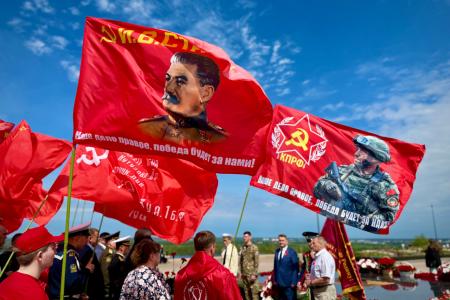 Красные знамёна у Вечного огня: Нижегородское отделение КПРФ провело торжественный митинг в Кремле