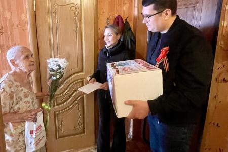 Депутаты фракции КПРФ в Тульской областной Думе Алексей Лебедев и Светлана Белоус поздравили ветеранов с Днем Победы