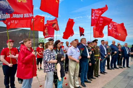 Красные знамёна у Вечного огня: Нижегородское отделение КПРФ провело торжественный митинг в Кремле