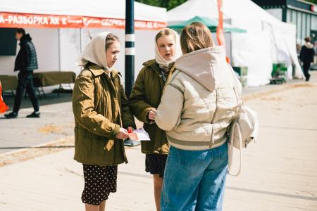 Удмуртия. Акция «Цвет Победы – красный!» в Ижевске