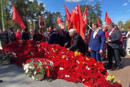Кострома помнит и гордится Победой! Коммунисты города вышли на торжественное шествие и возложили цветы к Вечному огню