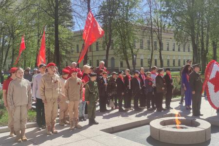 Поздравления ветеранов, возложение цветов, автопробег - новгородские коммунисты отмечают День Великой Победы