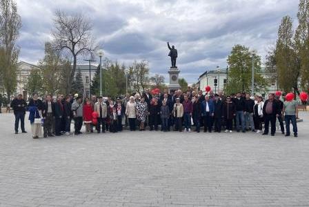 Первый секретарь Оренбургского обкома КПРФ Максим Амелин поздравляет с Первомаем