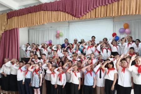 Пионерским салютом встречает красногалстучные отряды Волгоградская область