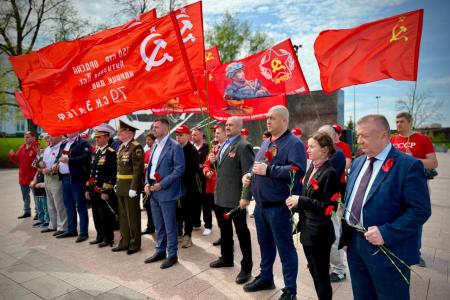 Красные знамёна у Вечного огня: Нижегородское отделение КПРФ провело торжественный митинг в Кремле