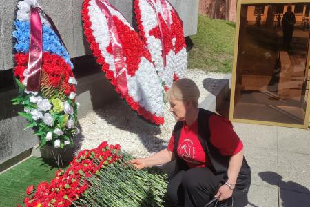 Поздравления ветеранов, возложение цветов, автопробег - новгородские коммунисты отмечают День Великой Победы
