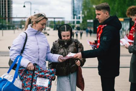 Удмуртия. Акция «Цвет Победы – красный!» в Ижевске