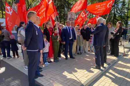Кострома помнит и гордится Победой! Коммунисты города вышли на торжественное шествие и возложили цветы к Вечному огню