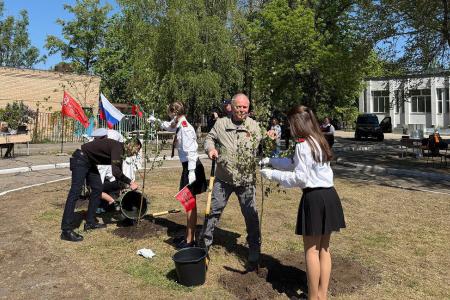Запорожская область. Коммунисты приняли участие в высадке «Аллеи Памяти» на территории одной из крупнейших школ региона