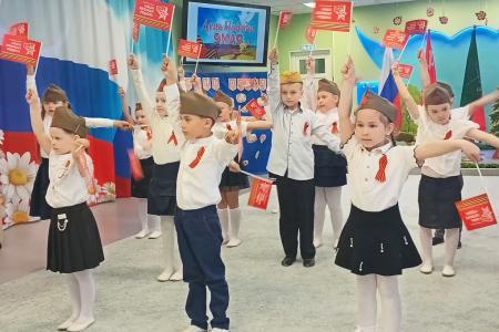 Запорожская область. В Мелитополе коммунисты поздравили трудовой коллектив и родителей воспитанников детского сада «Жемчужина»
