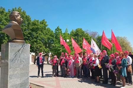 Запорожская область. В Мелитополе партактив возложил цветы к бюсту И.В. Сталина