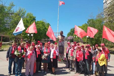 Запорожская область. В Мелитополе партактив возложил цветы к бюсту И.В. Сталина