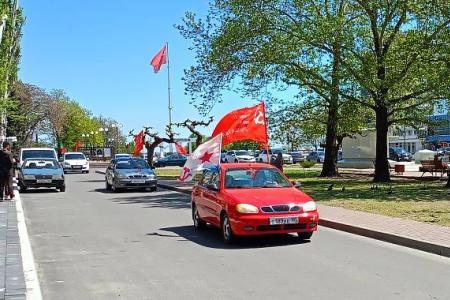 Запорожский обком КПРФ провел автопробег накануне Дня Победы