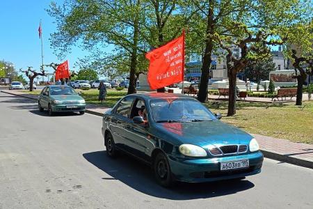 Запорожский обком КПРФ провел автопробег накануне Дня Победы