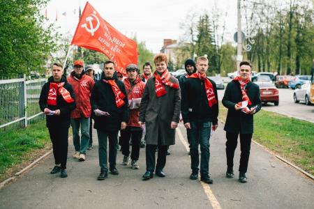 Удмуртия. Акция «Цвет Победы – красный!» в Ижевске