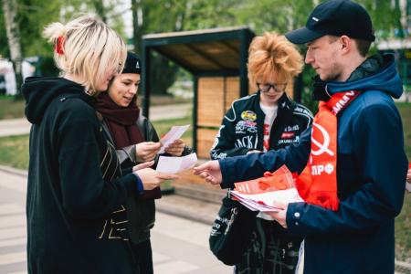 Удмуртия. Акция «Цвет Победы – красный!» в Ижевске