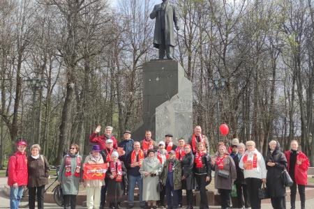 Новгородские коммунисты проводят первомайские акции