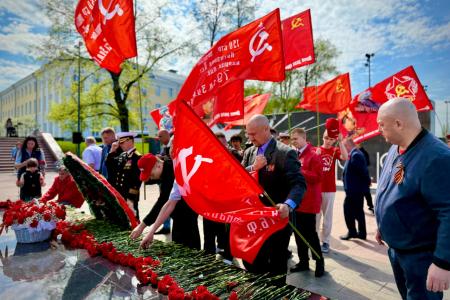 Красные знамёна у Вечного огня: Нижегородское отделение КПРФ провело торжественный митинг в Кремле
