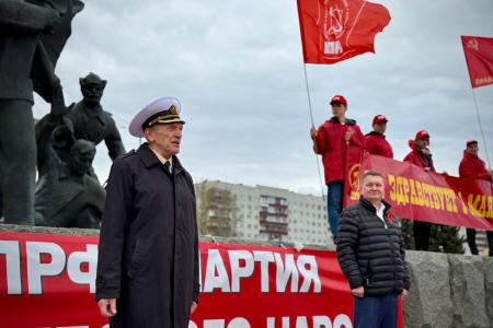 Красный Первомай на Волге: Нижегородские коммунисты вышли на улицы вопреки давлению властей