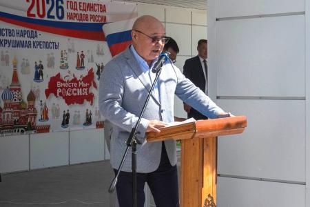 Вице-спикер парламента Калмыкии Николай Нуров поздравил выпускников Ики-Бурульской СОШ с последним звонком