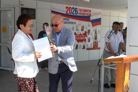 Вице-спикер парламента Калмыкии Николай Нуров поздравил выпускников Ики-Бурульской СОШ с последним звонком