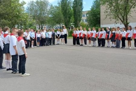 Пионерским салютом встречает красногалстучные отряды Волгоградская область