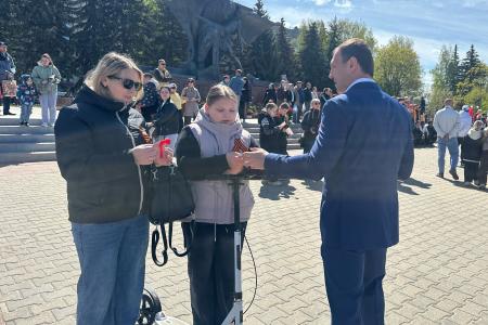 Над Костромой реет Красное Знамя! Костромские коммунисты провели праздничную акцию «Цвет Победы – Красный!»