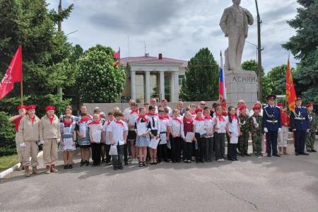 Пионерским салютом встречает красногалстучные отряды Волгоградская область