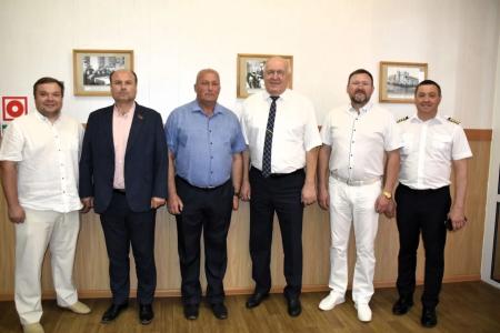 Рязанские коммунисты в г. Сасово поздравили библиотекарей с профессиональным праздником и посетили местное летное училище