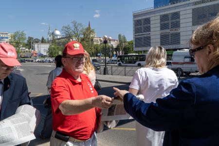В Курске под руководством Н.Н. Иванова партактив вышел на акцию «Красные в городе», посвященной Великой Победе