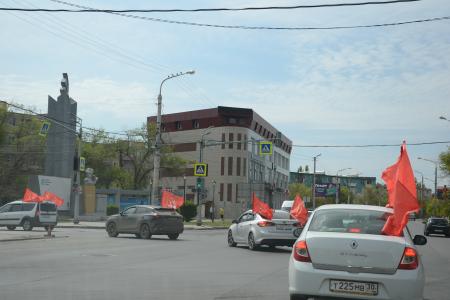 Астраханские коммунисты отметили Первомай автопробегом и возложением цветов