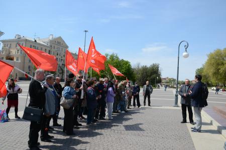 Астраханские коммунисты отметили Первомай автопробегом и возложением цветов